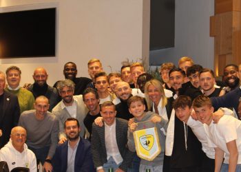 CAFFÈ VERO HOUSE: DENTRO E FUORI DAL CAMPO ACCANTO AI GIALLOCELESTI.