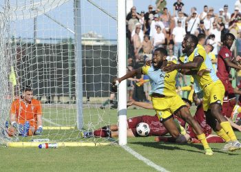 L’ARZIGNANO VALCHIAMPO TORNA IN SERIE C. AL TRIPLICE FISCHIO IL BALLARIN ESPLODE DI GIALLOCELESTE. LA RETE AL 45′ DI BOMBER GNAGO.